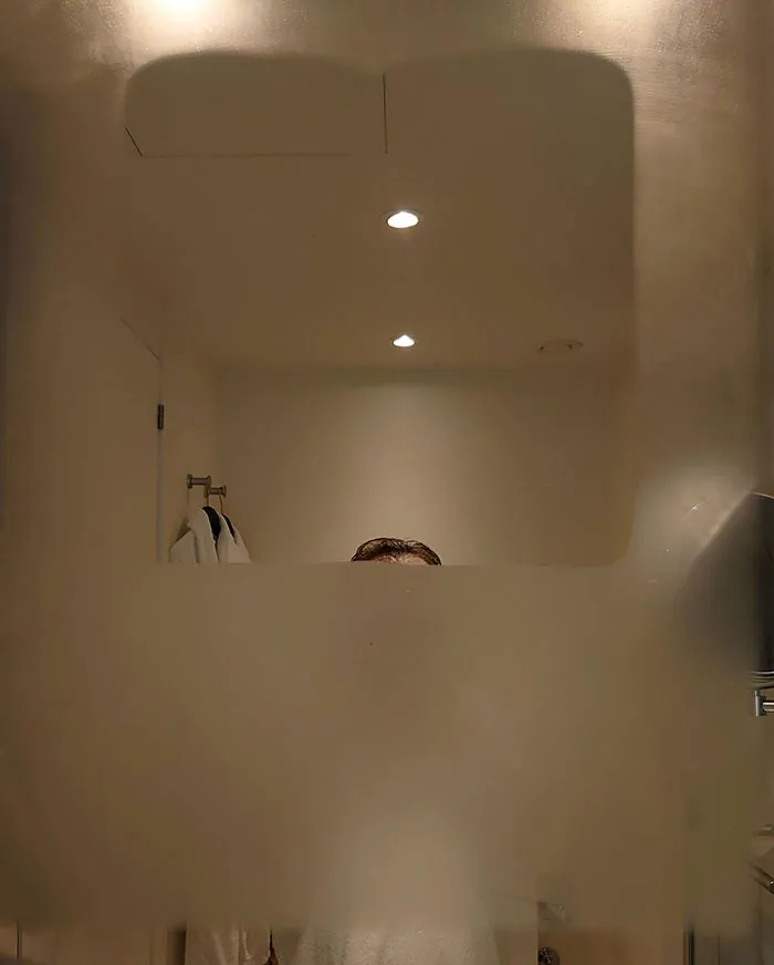 El espejo del baño de mi hotel tiene una sección antivaho. Desafortunadamente, mido 1.70