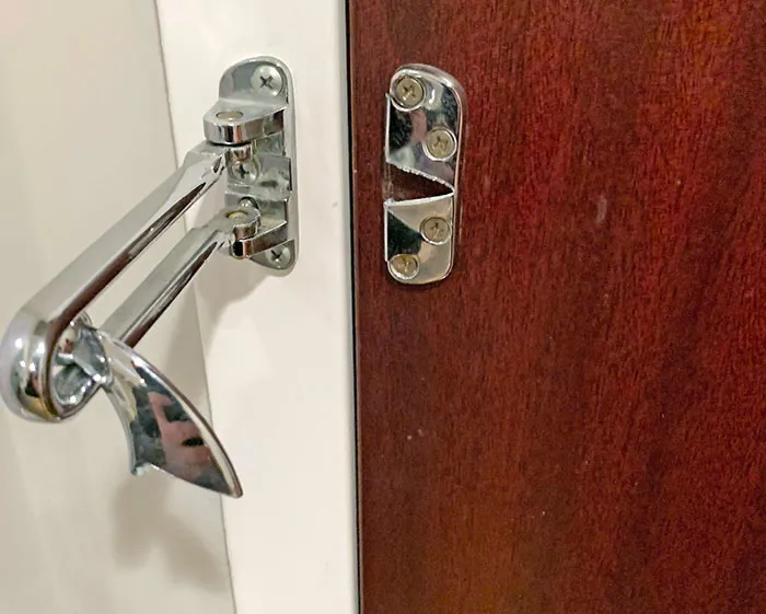 Mi novia olvidó que la cerradura estaba en su lugar y abrió la puerta con bastante suavidad. La cerradura se rompió inmediatamente. Este hotel me hace sentir muy seguro