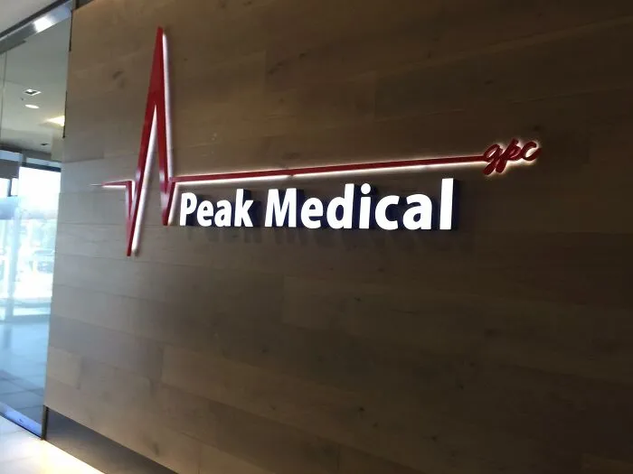 El logo de este centro médico es una línea plana en un electrocardiograma