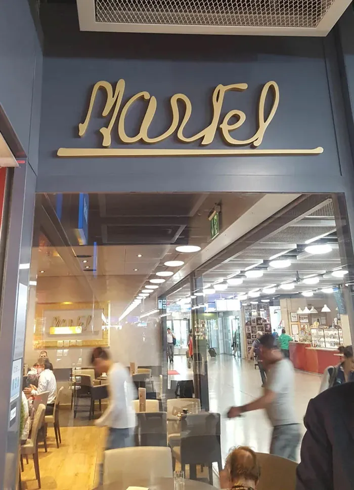 Este logo horrible de una cafetería