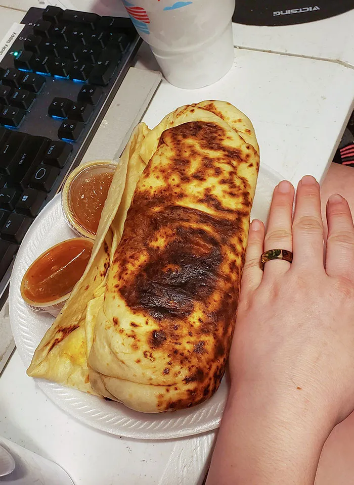 Este burrito de un restaurante mexicano local llamado El Norteños (vivo en Texas). Mi mano para comparar