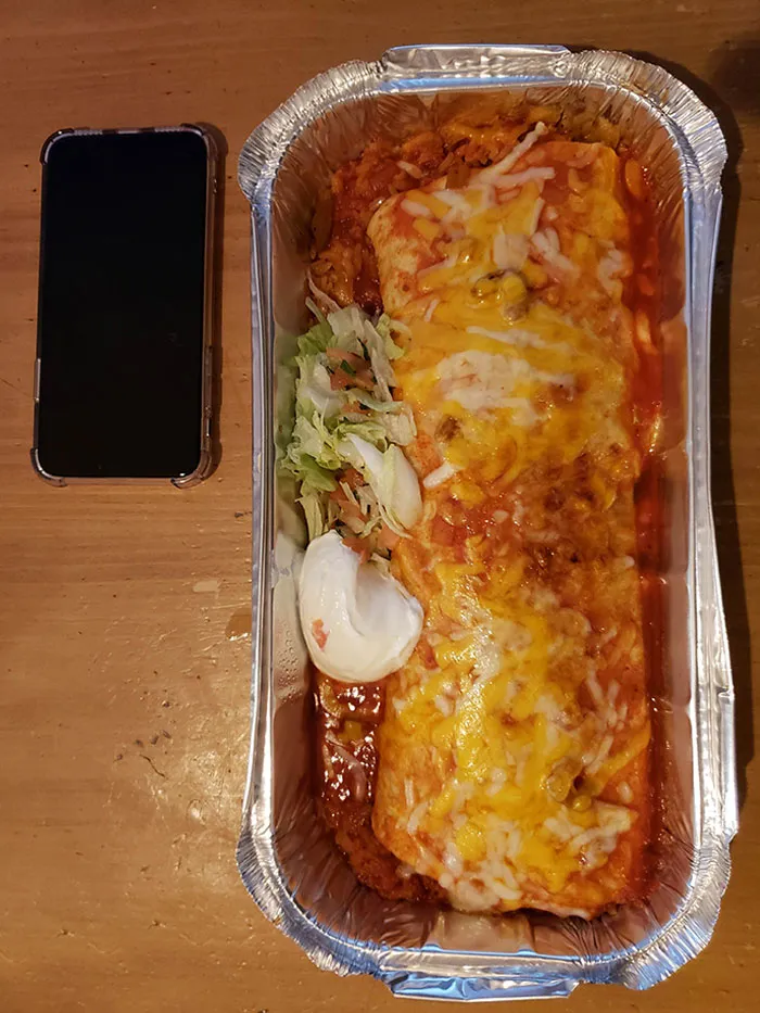 Este burrito que me acaban de entregar (iPhone X para comparar)