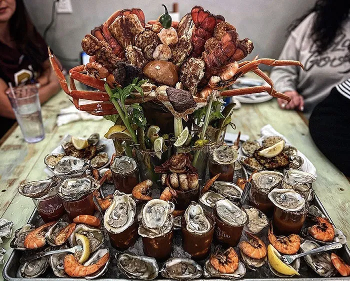 Este enorme Bloody Mary de un restaurante de Carolina del Norte