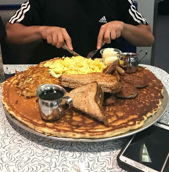 Este crepe gigante. Es parte de un reto de comida en este lugar llamado Nicolette Diner en Minneapolis