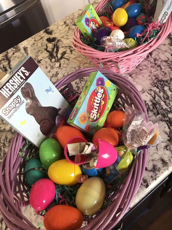 Mi hermana y yo somos veinteañeras, pero mi papá sigue haciéndonos cestas de Pascua