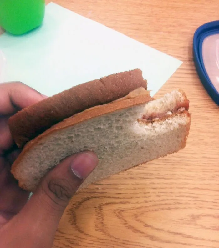 Mi mamá todavía voltea el pan para ocultar el hecho de que estoy comiendo una pieza final. Estoy en el último año del bachillerato