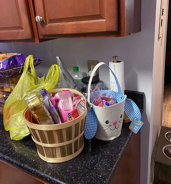 Tengo casi 49 años y mi madre sigue haciéndome una cesta cada año (la del conejito es para mi hija de 17 años)