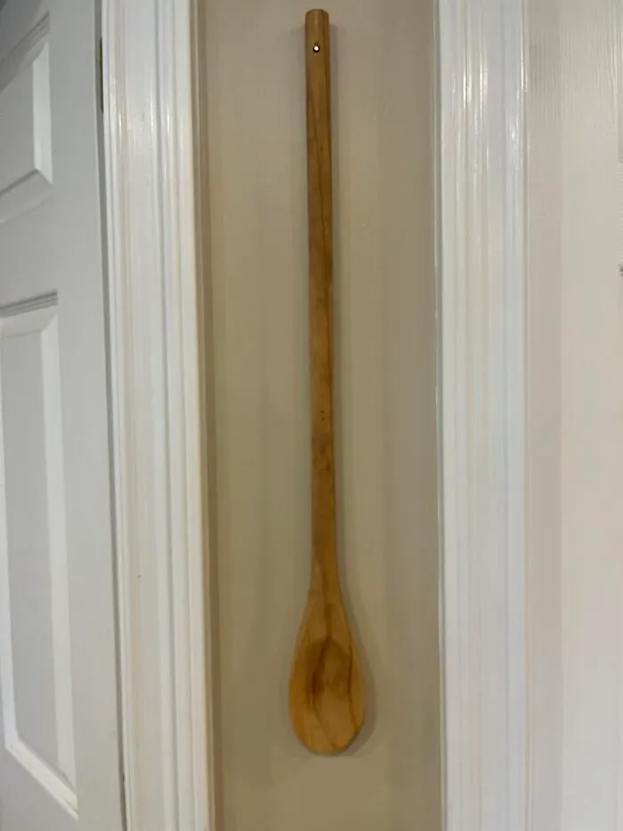 Un día, encontré esto clavado entre el baño y la alacena. Le pregunté a mi esposo por qué lo hizo. Dijo: “No sé”. Así que ahí está mi cuchara de campo moderna “No sé”