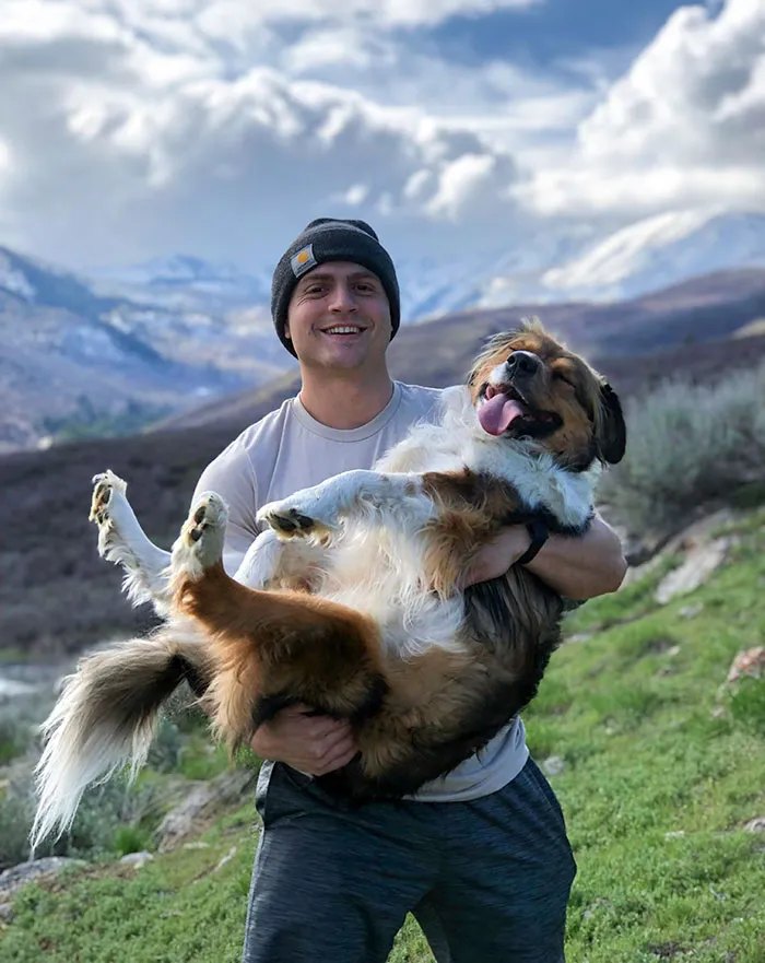 Es la primera vez que Bear visita las montañas, y no hace falta decir que se siente en el cielo 