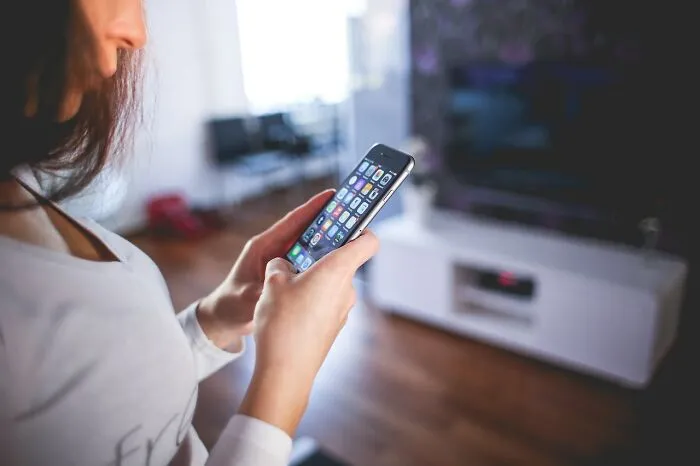 People Share 30 Signs That Scream Someone Is Having A Secret Affair