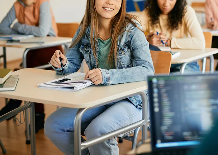 28 People Share How Life Turned Out For The 'Pretty Girl' Of Their High School