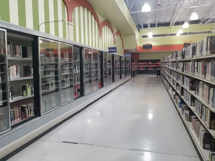 Una de las librerías de mi ciudad se mudó a un viejo supermercado Marsh