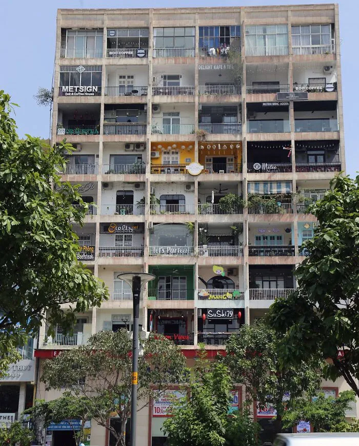 Todos los apartamentos de este edificio fueron convertidos en una cafetería o en un restaurante