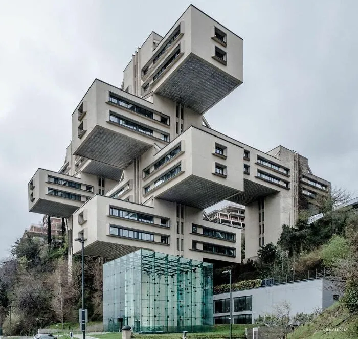Antiguo Ministerio de Transporte, (Ahora: Banco de Georgia) Tiflis, Georgia, Construido en 1974