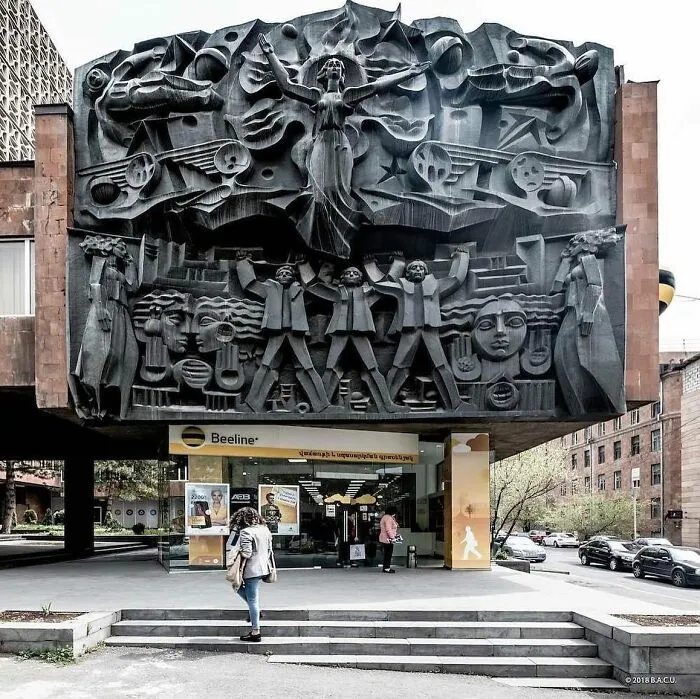 Friso escultórico en bajorrelieve de la fachada del Instituto de Comunicaciones. Ereván, Armenia. (70s)