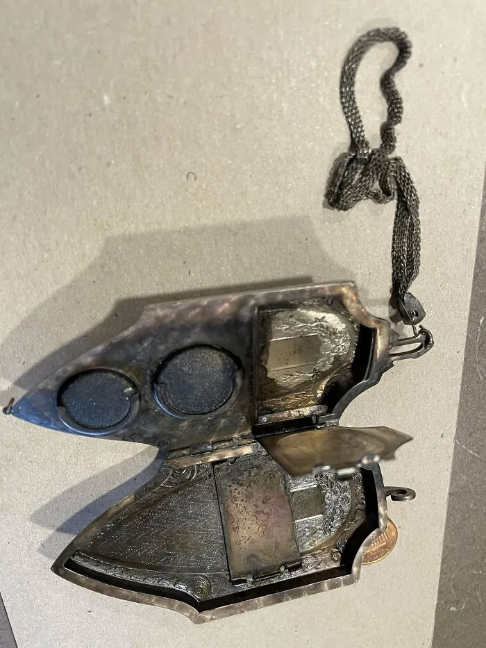 ¿Para qué se habría utilizado este antiguo "relicario" de plata? Posiblemente haya residuos de tinta en las dos almohadillas del interior, pero no hay indicios de que la puerta interior estuviera lo suficientemente sellada como para servir de depósito