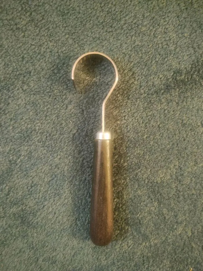 Extraño gancho encontrado enterrado en una conejera. La inscripción en el lado del gancho está en francés. ¿Alguna idea?