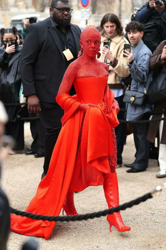 30.000 cristales sólo para lucir como una villana de Marvel. (Doja Cat en el desfile de Schiaparelli)