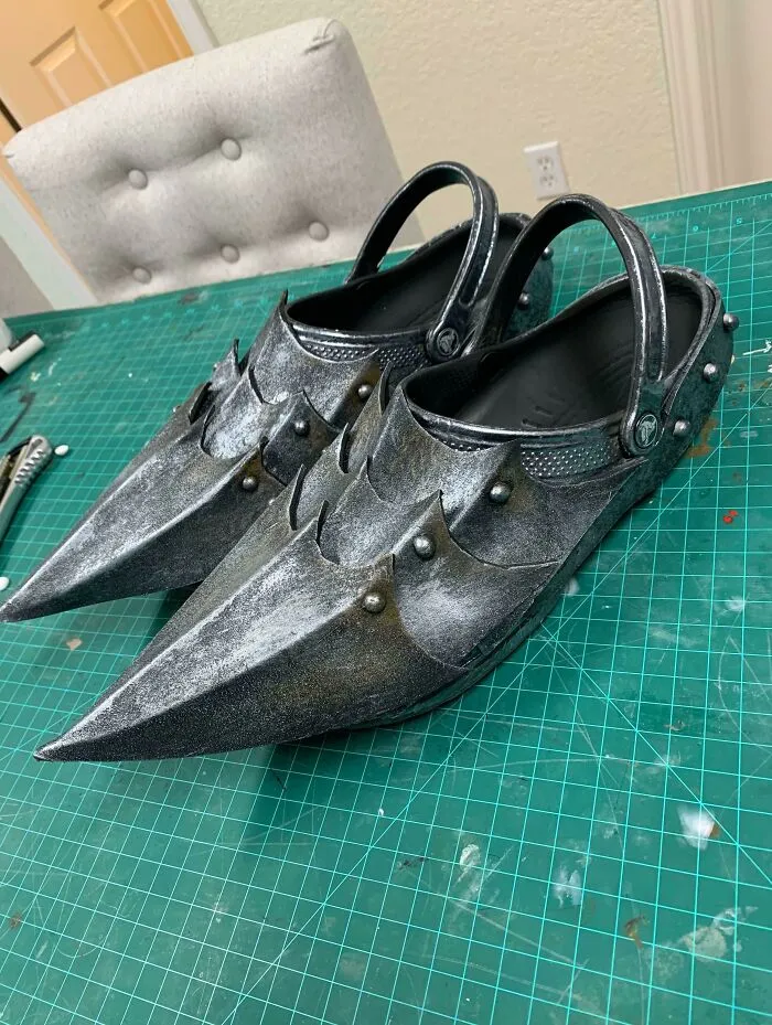 Crocs de armadura...