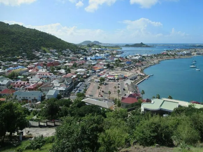 Saint Martin — 32 077 People