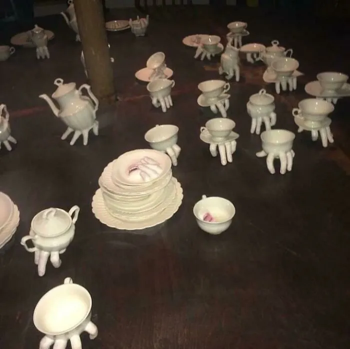 Lo que definitivamente vuelve a la vida durante la noche es este juego de té de dedos