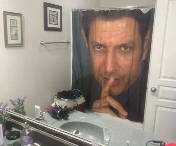 Decidí sorprender a mi novia con una nueva cortina de ducha mientras ella no estaba en casa