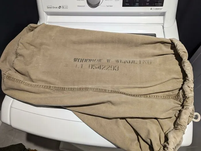 Bolsa de lavandería de mi abuelo de la Segunda Guerra Mundial. La he estado usando durante los últimos 15 años más o menos y la usé durante mi carrera militar también