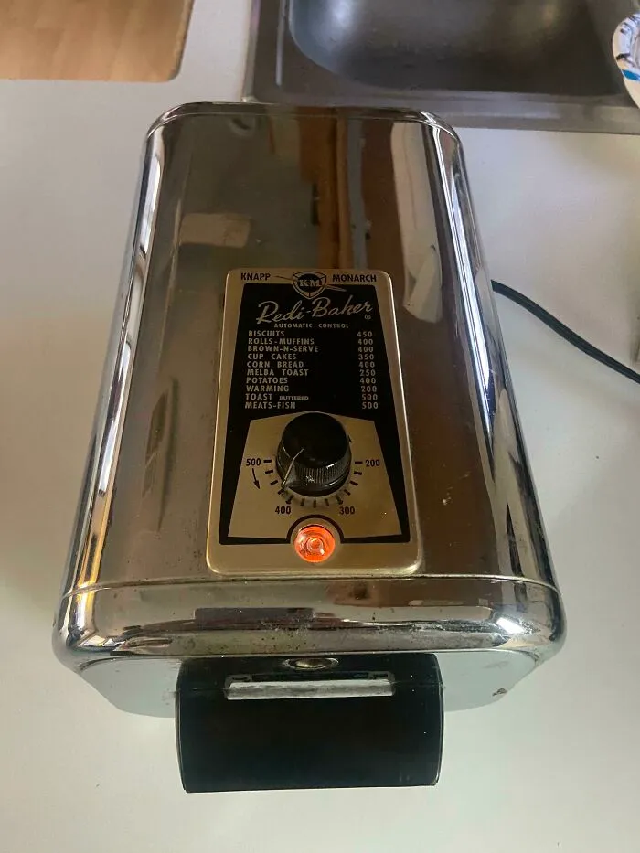 Mi mamá me dio este mini horno hace 30 años. Es de los años 60. No puedo contar cuántas veces lo he usado. Ahora vive en mi casa rodante, ¡y es definitivamente mi electrodoméstico favorito!