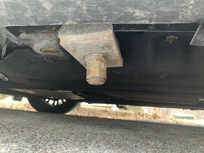 Extraña cosa metálica en la parte inferior de mi lado del conductor