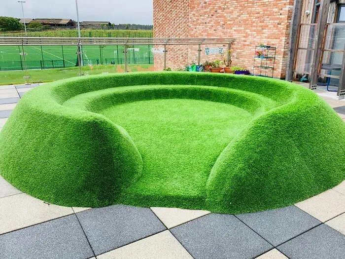 Los asientos de césped artificial que parecen estar mal integrados en el paisaje 