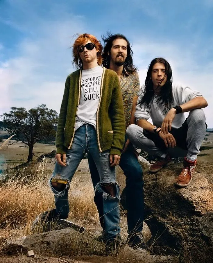 Kurt Cobain con una camiseta de "Las revistas corporativas siguen dando asco" durante la sesión de fotos de Nirvana para la revista Rolling Stone, 1992