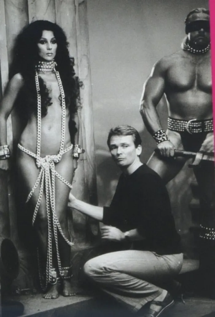 Cher... Sesión de fotos de la portada del álbum "Prisoner" con estilismo de Bob Mackie... (alrededor de 1978)
