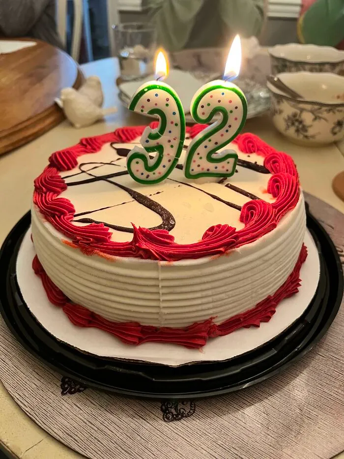 Mis padres me organizaron una fiesta de cumpleaños tardía en su casa y mi madre estaba segura de que tenía las velas correctas antes de que yo llegara