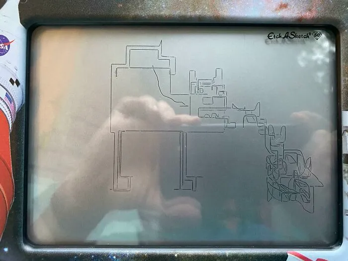 Mi hija recibió un Etch-A-Sketch hoy por su 8º cumpleaños. Dibujó un gato vomitando