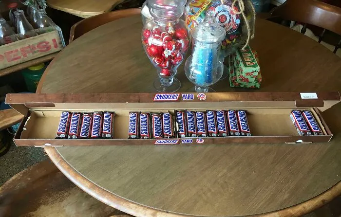 Un paquete de 90 cm de Snickers. Lo siento, pero arranqué las solapas de cartón que los mantenían centrados...