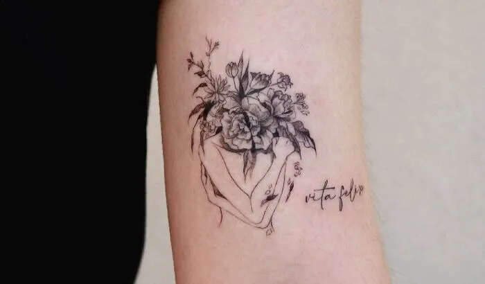 “Vita Felice” Lettering Ink with a Bouquet