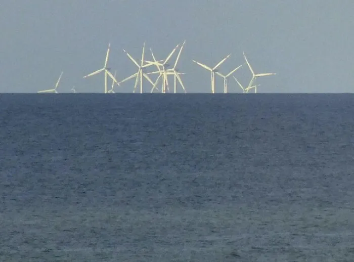 Tan vasto que las turbinas están a medio camino bajo el horizonte