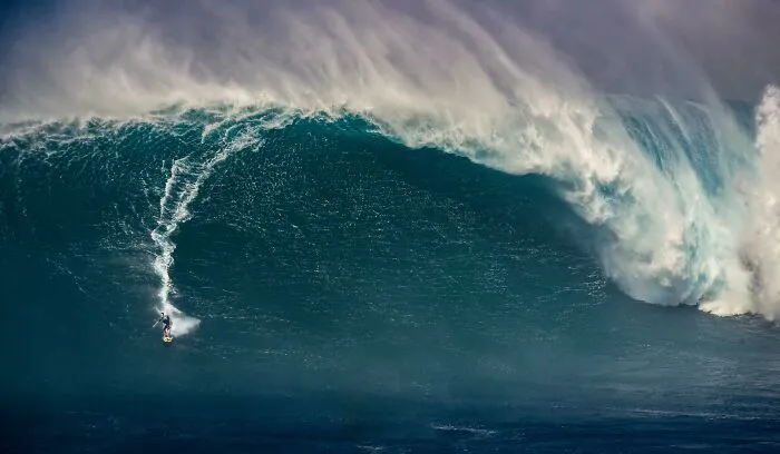 Olas de 20 metros sacuden la Tierra. Pero la gente las surfea