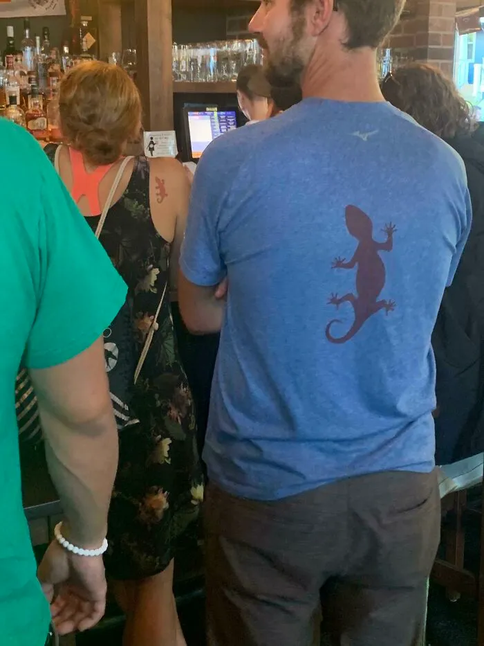 Esta mujer tiene un tatuaje en el hombro que es exactamente igual que el diseño de la camisa de este chico