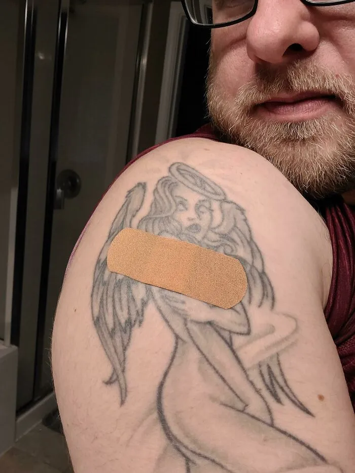 Mi tatuaje se vacunó contra el Covid en el mismo lugar que yo