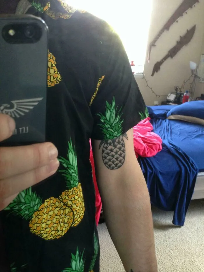 Mi camisa de piña se alinea con mi tatuaje de piña