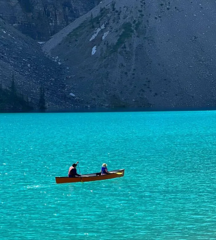 El lago Moraine en el Parque Nacional de Banff, sin Photoshop (aunque parezca increíble) 