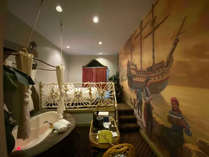 Mi mujer nos ha reservado una habitación pirata para celebrar nuestro aniversario... Oigamos esos chistes