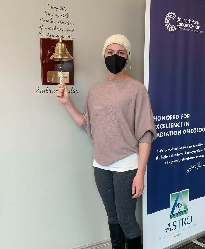 Desde febrero, he pasado por 2 cirugías, 8 rondas de quimioterapia y 21 rondas de radiación. Hoy mi doctor dijo que estoy curada de cáncer de mama.
