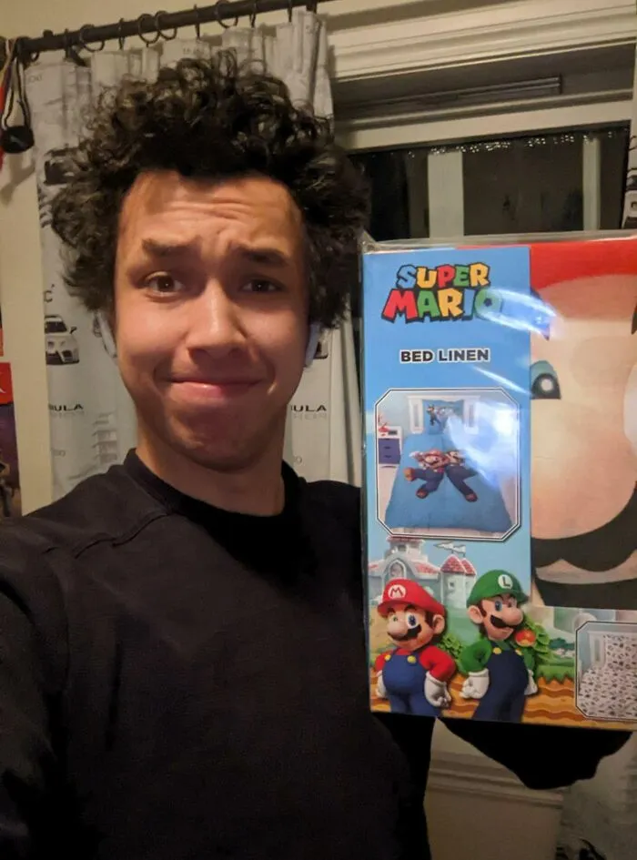 Mi mamá me regaló sábanas de Super Mario para Navidad. Tengo 22 años y llevo 4 viviendo en mi propio apartamento