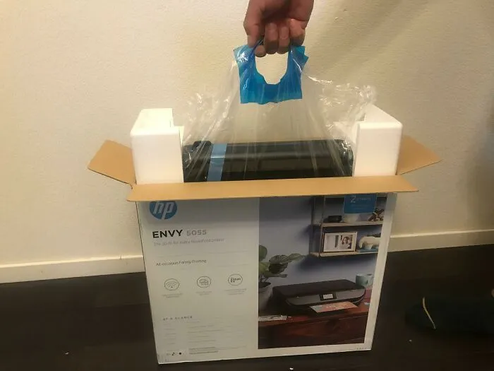 Mi impresora HP trae una manija en la bolsa para que sea más fácil sacarla de la caja