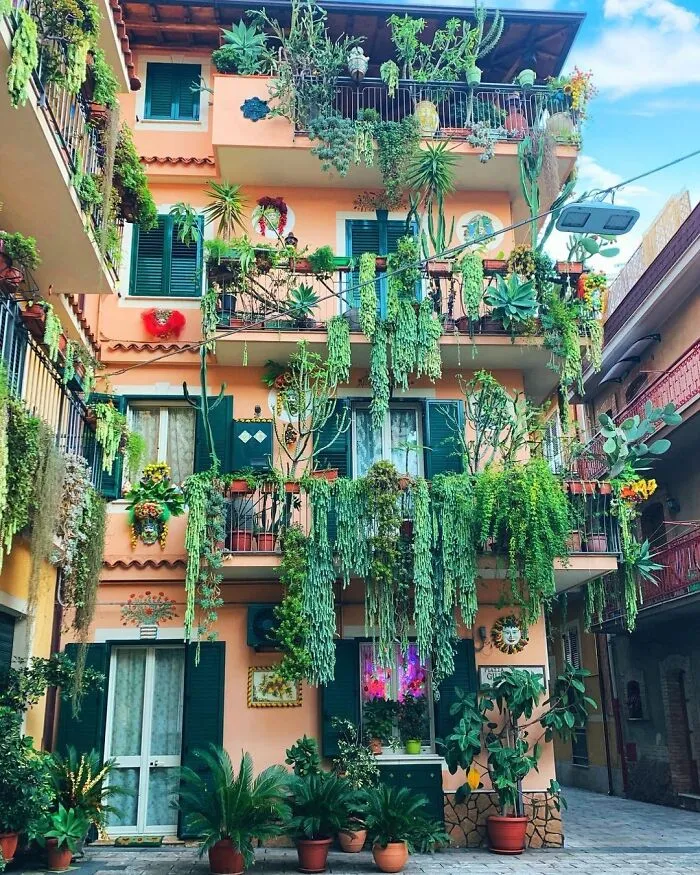Este edificio en Italia podría ser la iglesia de este subreddit