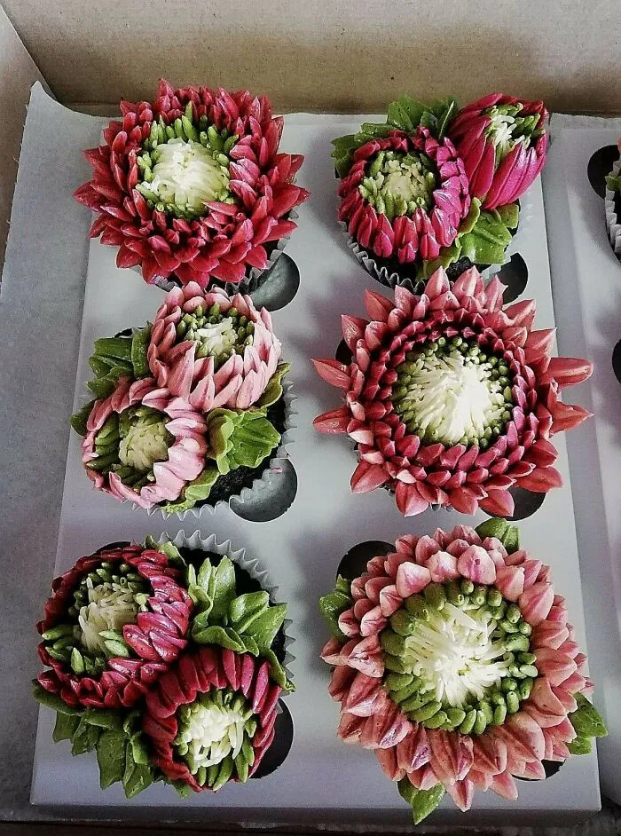 Mi mamá hace jardines en capacillos para pastelitos