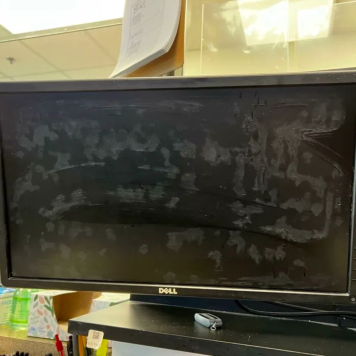 Un compañero de trabajo decidió limpiar el monitor con toallitas de lejía Clorox