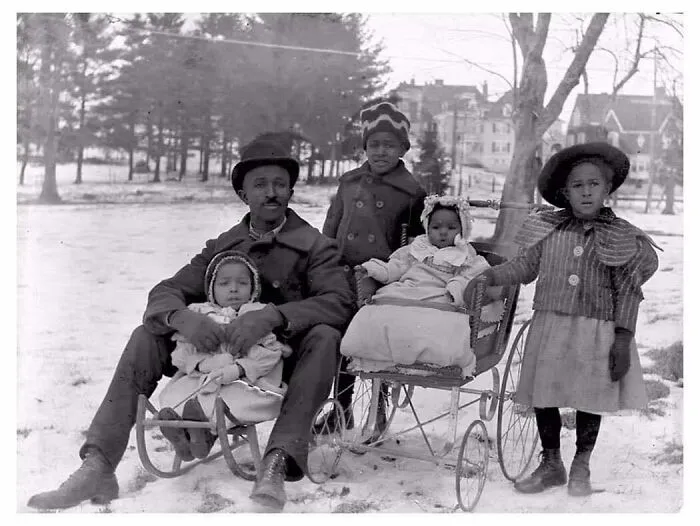 Un padre con sus 4 hijas, 1904